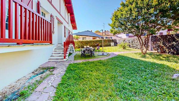En Exclusivité, je vous propose de découvrir cette charmante maison Basque
située au centre du village de Guéthary, côté océan, à seulement 5mn à pied
de la plage, dans un environnement calme et verdoyant.

             - VISITE VIRTUELLE SUR DEMANDE - GRATUITE -

Vous apprécierez sa partie habitable de plain-pied composée d'une pièce de vie 
spacieuse avec sa cuisine ouverte, aménagée et équipée, son espace salon avec
sa cheminée et d'un balcon.
Un magnifique patio est également à votre disposition agrémenté d'un sauna et de sa douche.

Côté nuit vous disposez de 5 chambres dont une suite parentale avec sa
salle de bain et WC ainsi que d'une salle d'eau avec WC + WC séparé.
Combles aménageables.

Côté extérieur vous profiterez d'un agréable jardin plat en exposition Sud,
idéal pour partager de bons moments en famille ou entre amis.
Garage de 158m² en rez de jardin pour vos voitures et atelier.

Les Plus : Produit rare sur le secteur - Situation géographique très recherchée -
Partie habitable de plain-pied - Très grand garage - Jardin -

Avec quelques travaux de rénovation, vous bénéficierez d'un cadre 
de vie exceptionnel !

Je suis à votre écoute 7jours/7, je m'adapte à votre planning.