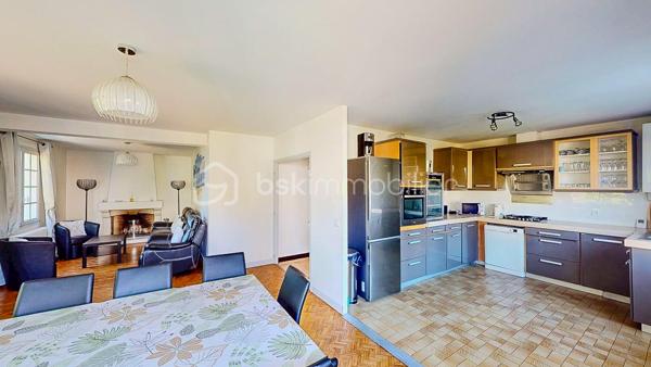 En Exclusivité, je vous propose de découvrir cette charmante maison Basque
située au centre du village de Guéthary, côté océan, à seulement 5mn à pied
de la plage, dans un environnement calme et verdoyant.

             - VISITE VIRTUELLE SUR DEMANDE - GRATUITE -

Vous apprécierez sa partie habitable de plain-pied composée d'une pièce de vie 
spacieuse avec sa cuisine ouverte, aménagée et équipée, son espace salon avec
sa cheminée et d'un balcon.
Un magnifique patio est également à votre disposition agrémenté d'un sauna et de sa douche.

Côté nuit vous disposez de 5 chambres dont une suite parentale avec sa
salle de bain et WC ainsi que d'une salle d'eau avec WC + WC séparé.
Combles aménageables.

Côté extérieur vous profiterez d'un agréable jardin plat en exposition Sud,
idéal pour partager de bons moments en famille ou entre amis.
Garage de 158m² en rez de jardin pour vos voitures et atelier.

Les Plus : Produit rare sur le secteur - Situation géographique très recherchée -
Partie habitable de plain-pied - Très grand garage - Jardin -

Avec quelques travaux de rénovation, vous bénéficierez d'un cadre 
de vie exceptionnel !

Je suis à votre écoute 7jours/7, je m'adapte à votre planning.