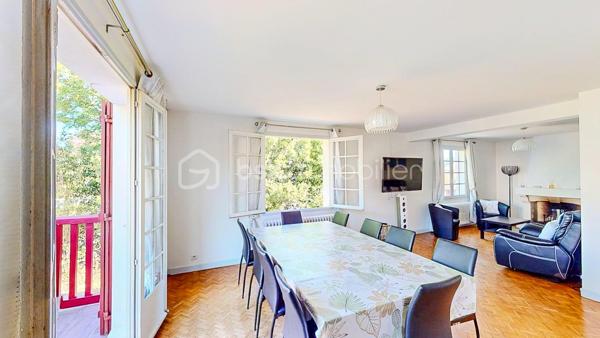 En Exclusivité, je vous propose de découvrir cette charmante maison Basque
située au centre du village de Guéthary, côté océan, à seulement 5mn à pied
de la plage, dans un environnement calme et verdoyant.

             - VISITE VIRTUELLE SUR DEMANDE - GRATUITE -

Vous apprécierez sa partie habitable de plain-pied composée d'une pièce de vie 
spacieuse avec sa cuisine ouverte, aménagée et équipée, son espace salon avec
sa cheminée et d'un balcon.
Un magnifique patio est également à votre disposition agrémenté d'un sauna et de sa douche.

Côté nuit vous disposez de 5 chambres dont une suite parentale avec sa
salle de bain et WC ainsi que d'une salle d'eau avec WC + WC séparé.
Combles aménageables.

Côté extérieur vous profiterez d'un agréable jardin plat en exposition Sud,
idéal pour partager de bons moments en famille ou entre amis.
Garage de 158m² en rez de jardin pour vos voitures et atelier.

Les Plus : Produit rare sur le secteur - Situation géographique très recherchée -
Partie habitable de plain-pied - Très grand garage - Jardin -

Avec quelques travaux de rénovation, vous bénéficierez d'un cadre 
de vie exceptionnel !

Je suis à votre écoute 7jours/7, je m'adapte à votre planning.