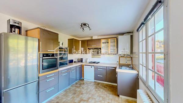 En Exclusivité, je vous propose de découvrir cette charmante maison Basque
située au centre du village de Guéthary, côté océan, à seulement 5mn à pied
de la plage, dans un environnement calme et verdoyant.

             - VISITE VIRTUELLE SUR DEMANDE - GRATUITE -

Vous apprécierez sa partie habitable de plain-pied composée d'une pièce de vie 
spacieuse avec sa cuisine ouverte, aménagée et équipée, son espace salon avec
sa cheminée et d'un balcon.
Un magnifique patio est également à votre disposition agrémenté d'un sauna et de sa douche.

Côté nuit vous disposez de 5 chambres dont une suite parentale avec sa
salle de bain et WC ainsi que d'une salle d'eau avec WC + WC séparé.
Combles aménageables.

Côté extérieur vous profiterez d'un agréable jardin plat en exposition Sud,
idéal pour partager de bons moments en famille ou entre amis.
Garage de 158m² en rez de jardin pour vos voitures et atelier.

Les Plus : Produit rare sur le secteur - Situation géographique très recherchée -
Partie habitable de plain-pied - Très grand garage - Jardin -

Avec quelques travaux de rénovation, vous bénéficierez d'un cadre 
de vie exceptionnel !

Je suis à votre écoute 7jours/7, je m'adapte à votre planning.