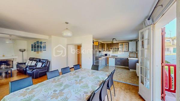 En Exclusivité, je vous propose de découvrir cette charmante maison Basque
située au centre du village de Guéthary, côté océan, à seulement 5mn à pied
de la plage, dans un environnement calme et verdoyant.

             - VISITE VIRTUELLE SUR DEMANDE - GRATUITE -

Vous apprécierez sa partie habitable de plain-pied composée d'une pièce de vie 
spacieuse avec sa cuisine ouverte, aménagée et équipée, son espace salon avec
sa cheminée et d'un balcon.
Un magnifique patio est également à votre disposition agrémenté d'un sauna et de sa douche.

Côté nuit vous disposez de 5 chambres dont une suite parentale avec sa
salle de bain et WC ainsi que d'une salle d'eau avec WC + WC séparé.
Combles aménageables.

Côté extérieur vous profiterez d'un agréable jardin plat en exposition Sud,
idéal pour partager de bons moments en famille ou entre amis.
Garage de 158m² en rez de jardin pour vos voitures et atelier.

Les Plus : Produit rare sur le secteur - Situation géographique très recherchée -
Partie habitable de plain-pied - Très grand garage - Jardin -

Avec quelques travaux de rénovation, vous bénéficierez d'un cadre 
de vie exceptionnel !

Je suis à votre écoute 7jours/7, je m'adapte à votre planning.