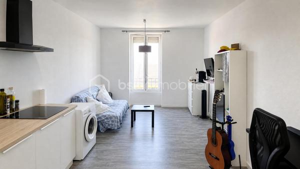 Situé dans une rue calme et peu passante, à proximité des commodités et du secteur de La Doua, ce studio de 22 m² vendu libre de toute occupation représente une belle opportunité pour un investissement locatif.

Au sein d'une petite copropriété avec de faibles charges, l'appartement ne nécessite aucun travaux et dispose d'une cuisine aménagée. Il se compose d'une pièce de vie avec espace salon/télévision et cuisine, ainsi que d'une salle d'eau avec WC intégrés située à l'entrée.

Le logement bénéficie également d'un système de VMC, garantissant un confort au quotidien.

Un bien fonctionnel, bien situé et parfaitement adapté à un premier investissement ou à un placement patrimonial.

Taxe foncière : 264 €/an
Charges de copropriété : 460 €/an

Pour plus de renseignements ou pour organiser une visite, n'hésitez pas à nous contacter.