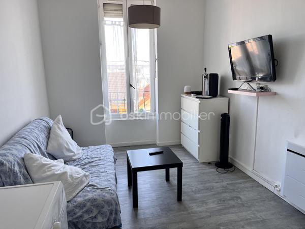 Situé dans une rue calme et peu passante, à proximité des commodités et du secteur de La Doua, ce studio de 22 m² vendu libre de toute occupation représente une belle opportunité pour un investissement locatif.

Au sein d'une petite copropriété avec de faibles charges, l'appartement ne nécessite aucun travaux et dispose d'une cuisine aménagée. Il se compose d'une pièce de vie avec espace salon/télévision et cuisine, ainsi que d'une salle d'eau avec WC intégrés située à l'entrée.

Le logement bénéficie également d'un système de VMC, garantissant un confort au quotidien.

Un bien fonctionnel, bien situé et parfaitement adapté à un premier investissement ou à un placement patrimonial.

Taxe foncière : 264 €/an
Charges de copropriété : 460 €/an

Pour plus de renseignements ou pour organiser une visite, n'hésitez pas à nous contacter.