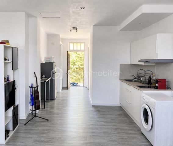 Situé dans une rue calme et peu passante, à proximité des commodités et du secteur de La Doua, ce studio de 22 m² vendu libre de toute occupation représente une belle opportunité pour un investissement locatif.

Au sein d'une petite copropriété avec de faibles charges, l'appartement ne nécessite aucun travaux et dispose d'une cuisine aménagée. Il se compose d'une pièce de vie avec espace salon/télévision et cuisine, ainsi que d'une salle d'eau avec WC intégrés située à l'entrée.

Le logement bénéficie également d'un système de VMC, garantissant un confort au quotidien.

Un bien fonctionnel, bien situé et parfaitement adapté à un premier investissement ou à un placement patrimonial.

Taxe foncière : 264 €/an
Charges de copropriété : 460 €/an

Pour plus de renseignements ou pour organiser une visite, n'hésitez pas à nous contacter.