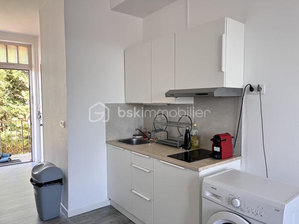 Situé dans une rue calme et peu passante, à proximité des commodités et du secteur de La Doua, ce studio de 22 m² vendu libre de toute occupation représente une belle opportunité pour un investissement locatif.

Au sein d'une petite copropriété avec de faibles charges, l'appartement ne nécessite aucun travaux et dispose d'une cuisine aménagée. Il se compose d'une pièce de vie avec espace salon/télévision et cuisine, ainsi que d'une salle d'eau avec WC intégrés située à l'entrée.

Le logement bénéficie également d'un système de VMC, garantissant un confort au quotidien.

Un bien fonctionnel, bien situé et parfaitement adapté à un premier investissement ou à un placement patrimonial.

Taxe foncière : 264 €/an
Charges de copropriété : 460 €/an

Pour plus de renseignements ou pour organiser une visite, n'hésitez pas à nous contacter.