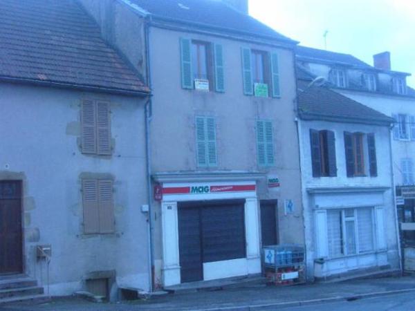 CENTRE LAPALISSE MAISON DE VILLE COMPOSÉE D4UN LOCAL COMMERCIAL AVEC HABITATION AU-DESSUS