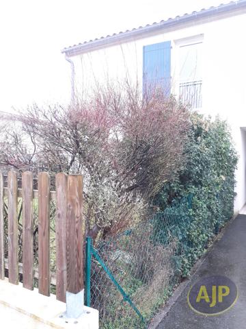 Appartement à louer Saintes : 3 pièces, 66m² avec 2 chambre(s) à 750€ - AJP Immobilier Saintes