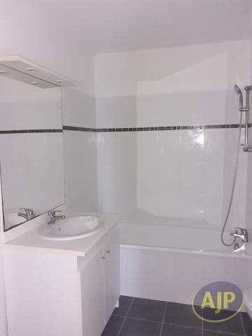 Appartement à louer Saintes : 3 pièces, 66m² avec 2 chambre(s) à 750€ - AJP Immobilier Saintes