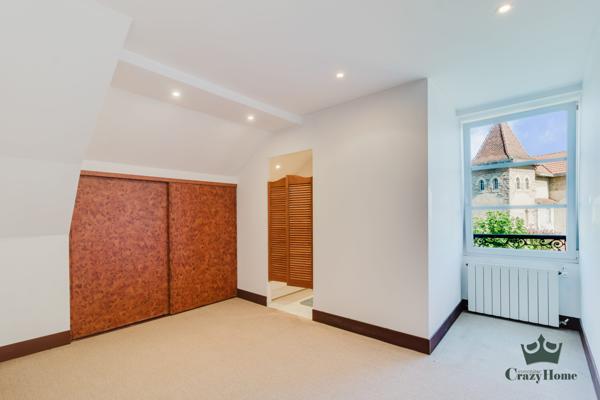Appartement
                                                                                                                                                                                                                                                                                                                        4 pièce(s)                                                                                                                                                                                                          3 chambre(s)                                                                                                                                                                                                          150  m²