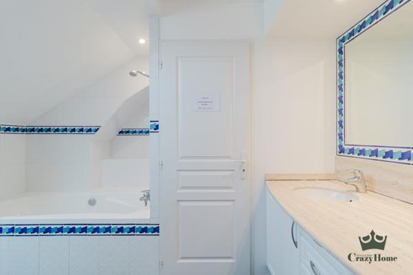 Appartement
                                                                                                                                                                                                                                                                                                                        4 pièce(s)                                                                                                                                                                                                          3 chambre(s)                                                                                                                                                                                                          150  m²