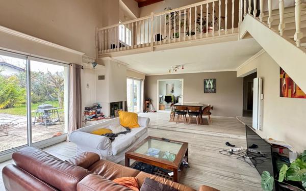 Maison à vendre    8 pièces • 219 m2 Mérignac