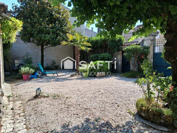 Authentique maison de maître au coeur de COGNAC, avec jardin et dépendance.