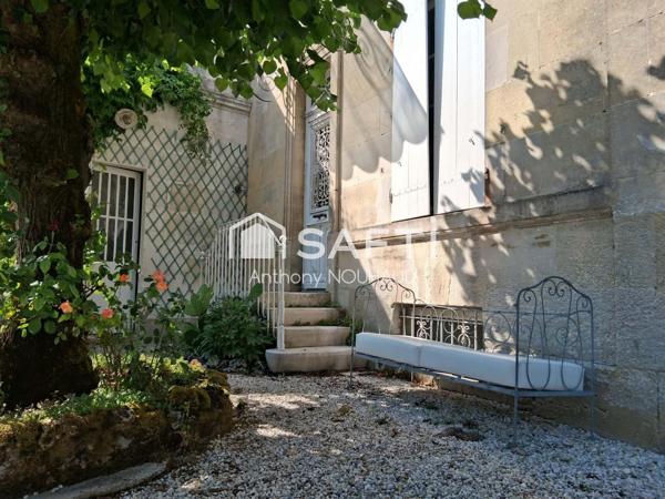 Authentique maison de maître au coeur de COGNAC, avec jardin et dépendance.