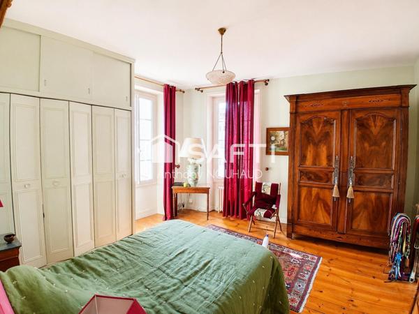 Authentique maison de maître au coeur de COGNAC, avec jardin et dépendance.