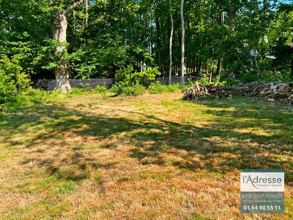 Terrain plat de 700m² au coeur de briis sous forges