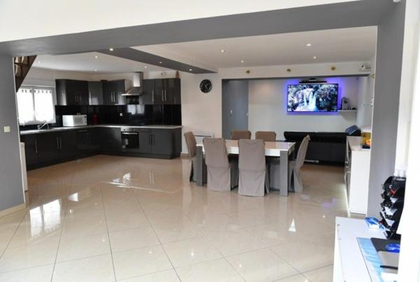 Propriété rénovée avec soin, volumes généreux