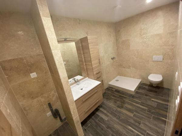 Propriété rénovée avec soin, volumes généreux