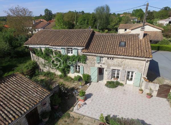 Située dans un environnement calme sur la commune de Pamproux, entre Poitiers et Niort (25 minutes) avec un accès rapide à l’autoroute, cette maison en pierre pleine de charme offre de beaux volumes et de nombreuses possibilités d’aménagement.

🏠 Agencement intérieur

Au rez-de-chaussée
Une grande pièce de vie lumineuse comprenant salle à manger et cuisine ouverte aménagée et équipée, avec accès direct à la terrasse exposée plein sud
Une chambre de plain-pied
Un bureau, également adaptable en chambre supplémentaire
Une buanderie avec douche
Un WC
Un local chaufferie

Au premier étage
Quatre chambres
Une salle de bains
Un WC
L’une des chambres constitue une véritable suite, bénéficiant :
d’un grand dressing
d’une salle d’eau privative intégrée
Un atout rare qui apporte confort et intimité aux propriétaires.

🌿 Extérieurs et dépendances
La propriété comprend :
une piscine enterrée, parfaite pour profiter des beaux jours ☀️
un préau
une dépendance, idéale pour du rangement, un atelier ou un futur aménagement en Pool House avec cuisine d’été (eau et électricité présents)

🔧 Confort et prestations
Chauffage par chaudière fioul complété par deux poêles à bois 🔥
Menuiseries majoritairement en double vitrage
Combles isolés
Maison raccordée au tout-à-l’égout

⭐ Les points forts
Maison en pierre avec beaucoup de charme
Jusqu’à 6 chambres possibles selon l’aménagement
Suite avec dressing et salle d’eau privative
Piscine et dépendances
Proximité autoroute et commerces