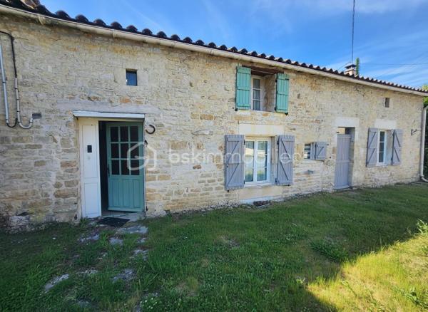 Située dans un environnement calme sur la commune de Pamproux, entre Poitiers et Niort (25 minutes) avec un accès rapide à l’autoroute, cette maison en pierre pleine de charme offre de beaux volumes et de nombreuses possibilités d’aménagement.

🏠 Agencement intérieur

Au rez-de-chaussée
Une grande pièce de vie lumineuse comprenant salle à manger et cuisine ouverte aménagée et équipée, avec accès direct à la terrasse exposée plein sud
Une chambre de plain-pied
Un bureau, également adaptable en chambre supplémentaire
Une buanderie avec douche
Un WC
Un local chaufferie

Au premier étage
Quatre chambres
Une salle de bains
Un WC
L’une des chambres constitue une véritable suite, bénéficiant :
d’un grand dressing
d’une salle d’eau privative intégrée
Un atout rare qui apporte confort et intimité aux propriétaires.

🌿 Extérieurs et dépendances
La propriété comprend :
une piscine enterrée, parfaite pour profiter des beaux jours ☀️
un préau
une dépendance, idéale pour du rangement, un atelier ou un futur aménagement en Pool House avec cuisine d’été (eau et électricité présents)

🔧 Confort et prestations
Chauffage par chaudière fioul complété par deux poêles à bois 🔥
Menuiseries majoritairement en double vitrage
Combles isolés
Maison raccordée au tout-à-l’égout

⭐ Les points forts
Maison en pierre avec beaucoup de charme
Jusqu’à 6 chambres possibles selon l’aménagement
Suite avec dressing et salle d’eau privative
Piscine et dépendances
Proximité autoroute et commerces