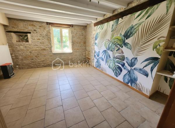 Située dans un environnement calme sur la commune de Pamproux, entre Poitiers et Niort (25 minutes) avec un accès rapide à l’autoroute, cette maison en pierre pleine de charme offre de beaux volumes et de nombreuses possibilités d’aménagement.

🏠 Agencement intérieur

Au rez-de-chaussée
Une grande pièce de vie lumineuse comprenant salle à manger et cuisine ouverte aménagée et équipée, avec accès direct à la terrasse exposée plein sud
Une chambre de plain-pied
Un bureau, également adaptable en chambre supplémentaire
Une buanderie avec douche
Un WC
Un local chaufferie

Au premier étage
Quatre chambres
Une salle de bains
Un WC
L’une des chambres constitue une véritable suite, bénéficiant :
d’un grand dressing
d’une salle d’eau privative intégrée
Un atout rare qui apporte confort et intimité aux propriétaires.

🌿 Extérieurs et dépendances
La propriété comprend :
une piscine enterrée, parfaite pour profiter des beaux jours ☀️
un préau
une dépendance, idéale pour du rangement, un atelier ou un futur aménagement en Pool House avec cuisine d’été (eau et électricité présents)

🔧 Confort et prestations
Chauffage par chaudière fioul complété par deux poêles à bois 🔥
Menuiseries majoritairement en double vitrage
Combles isolés
Maison raccordée au tout-à-l’égout

⭐ Les points forts
Maison en pierre avec beaucoup de charme
Jusqu’à 6 chambres possibles selon l’aménagement
Suite avec dressing et salle d’eau privative
Piscine et dépendances
Proximité autoroute et commerces