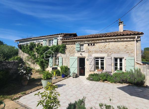 Située dans un environnement calme sur la commune de Pamproux, entre Poitiers et Niort (25 minutes) avec un accès rapide à l’autoroute, cette maison en pierre pleine de charme offre de beaux volumes et de nombreuses possibilités d’aménagement.

🏠 Agencement intérieur

Au rez-de-chaussée
Une grande pièce de vie lumineuse comprenant salle à manger et cuisine ouverte aménagée et équipée, avec accès direct à la terrasse exposée plein sud
Une chambre de plain-pied
Un bureau, également adaptable en chambre supplémentaire
Une buanderie avec douche
Un WC
Un local chaufferie

Au premier étage
Quatre chambres
Une salle de bains
Un WC
L’une des chambres constitue une véritable suite, bénéficiant :
d’un grand dressing
d’une salle d’eau privative intégrée
Un atout rare qui apporte confort et intimité aux propriétaires.

🌿 Extérieurs et dépendances
La propriété comprend :
une piscine enterrée, parfaite pour profiter des beaux jours ☀️
un préau
une dépendance, idéale pour du rangement, un atelier ou un futur aménagement en Pool House avec cuisine d’été (eau et électricité présents)

🔧 Confort et prestations
Chauffage par chaudière fioul complété par deux poêles à bois 🔥
Menuiseries majoritairement en double vitrage
Combles isolés
Maison raccordée au tout-à-l’égout

⭐ Les points forts
Maison en pierre avec beaucoup de charme
Jusqu’à 6 chambres possibles selon l’aménagement
Suite avec dressing et salle d’eau privative
Piscine et dépendances
Proximité autoroute et commerces