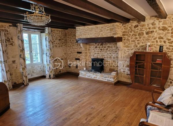 Située dans un environnement calme sur la commune de Pamproux, entre Poitiers et Niort (25 minutes) avec un accès rapide à l’autoroute, cette maison en pierre pleine de charme offre de beaux volumes et de nombreuses possibilités d’aménagement.

🏠 Agencement intérieur

Au rez-de-chaussée
Une grande pièce de vie lumineuse comprenant salle à manger et cuisine ouverte aménagée et équipée, avec accès direct à la terrasse exposée plein sud
Une chambre de plain-pied
Un bureau, également adaptable en chambre supplémentaire
Une buanderie avec douche
Un WC
Un local chaufferie

Au premier étage
Quatre chambres
Une salle de bains
Un WC
L’une des chambres constitue une véritable suite, bénéficiant :
d’un grand dressing
d’une salle d’eau privative intégrée
Un atout rare qui apporte confort et intimité aux propriétaires.

🌿 Extérieurs et dépendances
La propriété comprend :
une piscine enterrée, parfaite pour profiter des beaux jours ☀️
un préau
une dépendance, idéale pour du rangement, un atelier ou un futur aménagement en Pool House avec cuisine d’été (eau et électricité présents)

🔧 Confort et prestations
Chauffage par chaudière fioul complété par deux poêles à bois 🔥
Menuiseries majoritairement en double vitrage
Combles isolés
Maison raccordée au tout-à-l’égout

⭐ Les points forts
Maison en pierre avec beaucoup de charme
Jusqu’à 6 chambres possibles selon l’aménagement
Suite avec dressing et salle d’eau privative
Piscine et dépendances
Proximité autoroute et commerces