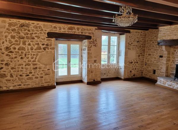 Située dans un environnement calme sur la commune de Pamproux, entre Poitiers et Niort (25 minutes) avec un accès rapide à l’autoroute, cette maison en pierre pleine de charme offre de beaux volumes et de nombreuses possibilités d’aménagement.

🏠 Agencement intérieur

Au rez-de-chaussée
Une grande pièce de vie lumineuse comprenant salle à manger et cuisine ouverte aménagée et équipée, avec accès direct à la terrasse exposée plein sud
Une chambre de plain-pied
Un bureau, également adaptable en chambre supplémentaire
Une buanderie avec douche
Un WC
Un local chaufferie

Au premier étage
Quatre chambres
Une salle de bains
Un WC
L’une des chambres constitue une véritable suite, bénéficiant :
d’un grand dressing
d’une salle d’eau privative intégrée
Un atout rare qui apporte confort et intimité aux propriétaires.

🌿 Extérieurs et dépendances
La propriété comprend :
une piscine enterrée, parfaite pour profiter des beaux jours ☀️
un préau
une dépendance, idéale pour du rangement, un atelier ou un futur aménagement en Pool House avec cuisine d’été (eau et électricité présents)

🔧 Confort et prestations
Chauffage par chaudière fioul complété par deux poêles à bois 🔥
Menuiseries majoritairement en double vitrage
Combles isolés
Maison raccordée au tout-à-l’égout

⭐ Les points forts
Maison en pierre avec beaucoup de charme
Jusqu’à 6 chambres possibles selon l’aménagement
Suite avec dressing et salle d’eau privative
Piscine et dépendances
Proximité autoroute et commerces