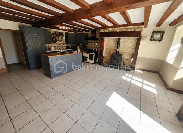 Située dans un environnement calme sur la commune de Pamproux, entre Poitiers et Niort (25 minutes) avec un accès rapide à l’autoroute, cette maison en pierre pleine de charme offre de beaux volumes et de nombreuses possibilités d’aménagement.

🏠 Agencement intérieur

Au rez-de-chaussée
Une grande pièce de vie lumineuse comprenant salle à manger et cuisine ouverte aménagée et équipée, avec accès direct à la terrasse exposée plein sud
Une chambre de plain-pied
Un bureau, également adaptable en chambre supplémentaire
Une buanderie avec douche
Un WC
Un local chaufferie

Au premier étage
Quatre chambres
Une salle de bains
Un WC
L’une des chambres constitue une véritable suite, bénéficiant :
d’un grand dressing
d’une salle d’eau privative intégrée
Un atout rare qui apporte confort et intimité aux propriétaires.

🌿 Extérieurs et dépendances
La propriété comprend :
une piscine enterrée, parfaite pour profiter des beaux jours ☀️
un préau
une dépendance, idéale pour du rangement, un atelier ou un futur aménagement en Pool House avec cuisine d’été (eau et électricité présents)

🔧 Confort et prestations
Chauffage par chaudière fioul complété par deux poêles à bois 🔥
Menuiseries majoritairement en double vitrage
Combles isolés
Maison raccordée au tout-à-l’égout

⭐ Les points forts
Maison en pierre avec beaucoup de charme
Jusqu’à 6 chambres possibles selon l’aménagement
Suite avec dressing et salle d’eau privative
Piscine et dépendances
Proximité autoroute et commerces