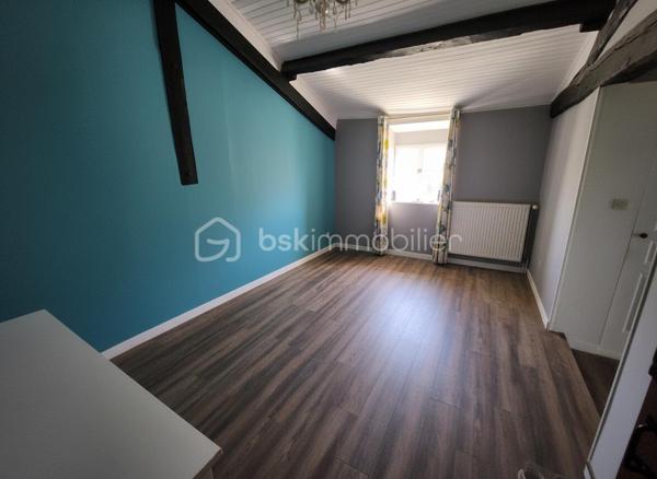 Située dans un environnement calme sur la commune de Pamproux, entre Poitiers et Niort (25 minutes) avec un accès rapide à l’autoroute, cette maison en pierre pleine de charme offre de beaux volumes et de nombreuses possibilités d’aménagement.

🏠 Agencement intérieur

Au rez-de-chaussée
Une grande pièce de vie lumineuse comprenant salle à manger et cuisine ouverte aménagée et équipée, avec accès direct à la terrasse exposée plein sud
Une chambre de plain-pied
Un bureau, également adaptable en chambre supplémentaire
Une buanderie avec douche
Un WC
Un local chaufferie

Au premier étage
Quatre chambres
Une salle de bains
Un WC
L’une des chambres constitue une véritable suite, bénéficiant :
d’un grand dressing
d’une salle d’eau privative intégrée
Un atout rare qui apporte confort et intimité aux propriétaires.

🌿 Extérieurs et dépendances
La propriété comprend :
une piscine enterrée, parfaite pour profiter des beaux jours ☀️
un préau
une dépendance, idéale pour du rangement, un atelier ou un futur aménagement en Pool House avec cuisine d’été (eau et électricité présents)

🔧 Confort et prestations
Chauffage par chaudière fioul complété par deux poêles à bois 🔥
Menuiseries majoritairement en double vitrage
Combles isolés
Maison raccordée au tout-à-l’égout

⭐ Les points forts
Maison en pierre avec beaucoup de charme
Jusqu’à 6 chambres possibles selon l’aménagement
Suite avec dressing et salle d’eau privative
Piscine et dépendances
Proximité autoroute et commerces