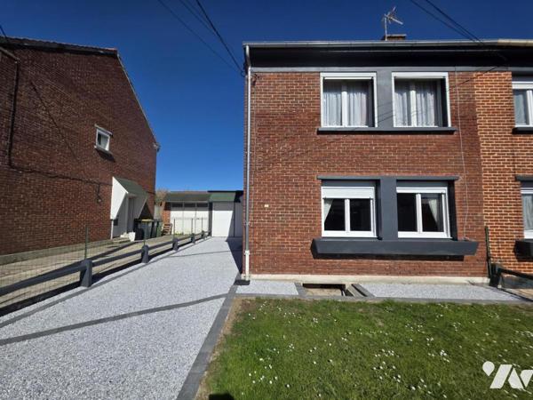 Maison semi mitoyenne avec trois chambres et garage