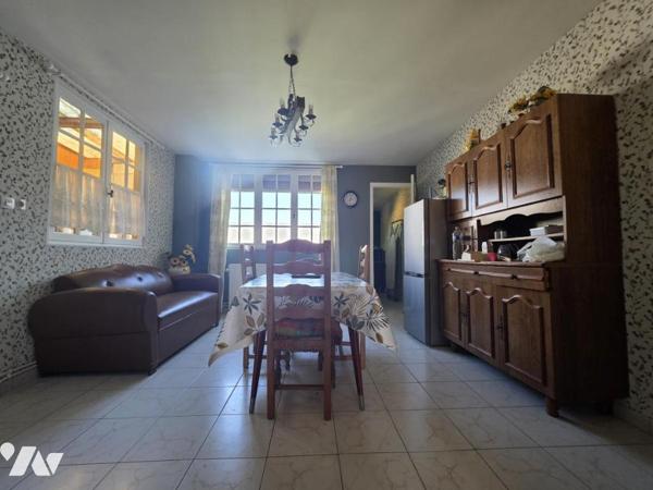 Maison semi mitoyenne avec trois chambres et garage