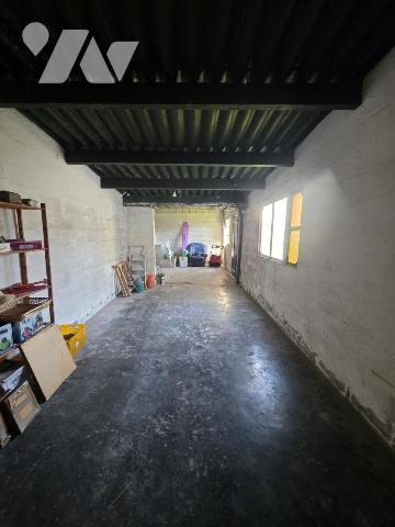 Maison semi mitoyenne avec trois chambres et garage