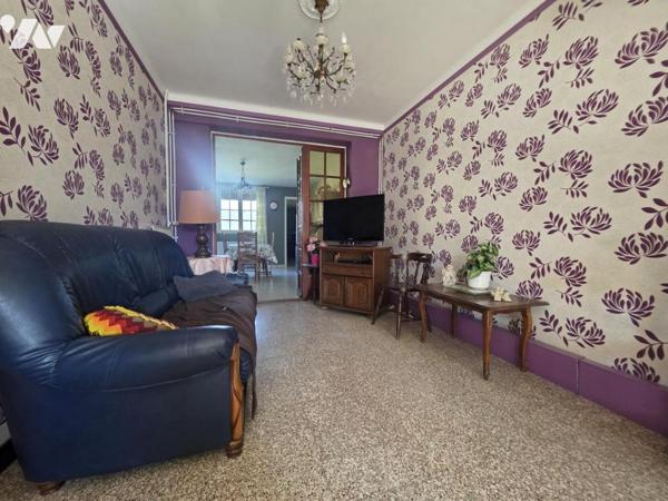 Maison semi mitoyenne avec trois chambres et garage