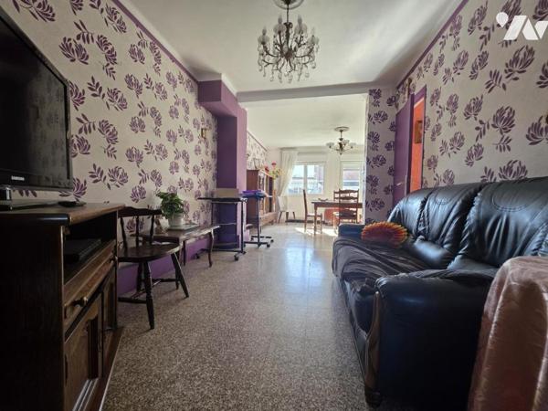 Maison semi mitoyenne avec trois chambres et garage