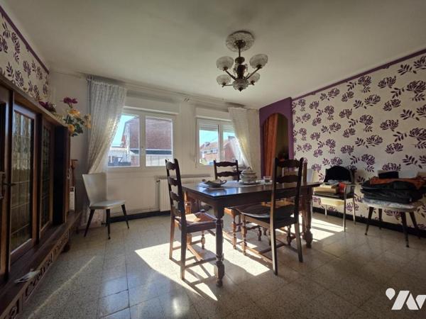 Maison semi mitoyenne avec trois chambres et garage