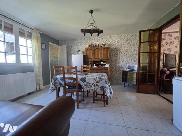 Maison semi mitoyenne avec trois chambres et garage