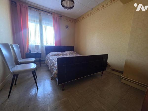 Maison semi mitoyenne avec trois chambres et garage