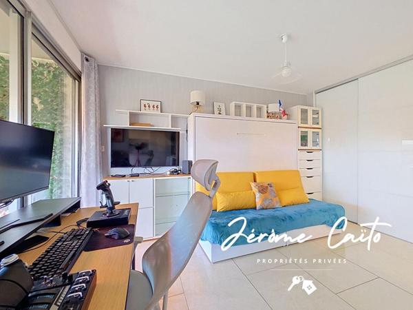 Appartement Nimes 1 pièce(s) 23m2 - Terrasse - Cave