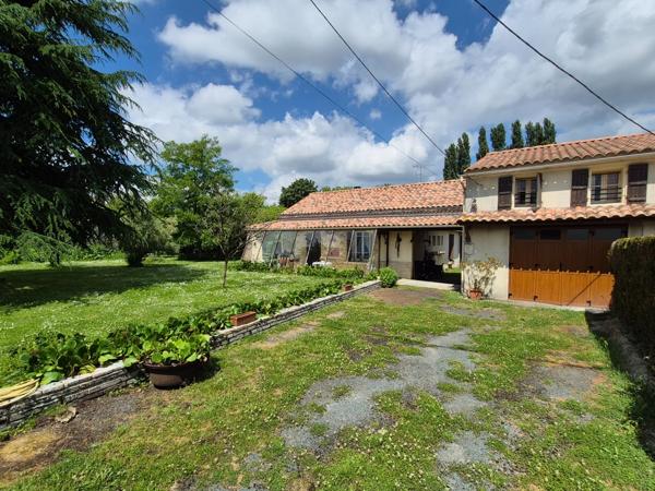 Maison avec seconde habitation, dépendances et grand terrain – Fort potentiel à Champdolent