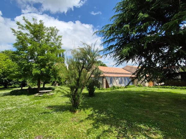 Maison avec seconde habitation, dépendances et grand terrain – Fort potentiel à Champdolent