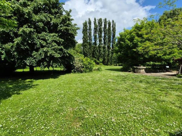 Maison avec seconde habitation, dépendances et grand terrain – Fort potentiel à Champdolent