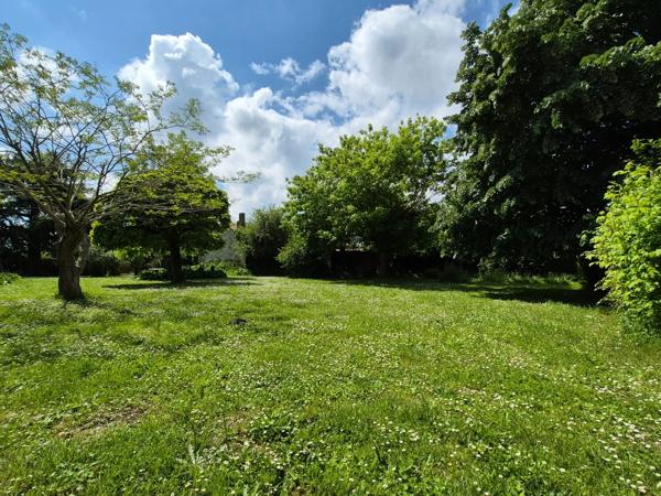 Maison avec seconde habitation, dépendances et grand terrain – Fort potentiel à Champdolent