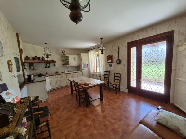 Maison avec seconde habitation, dépendances et grand terrain – Fort potentiel à Champdolent