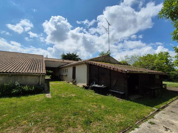 Maison avec seconde habitation, dépendances et grand terrain – Fort potentiel à Champdolent