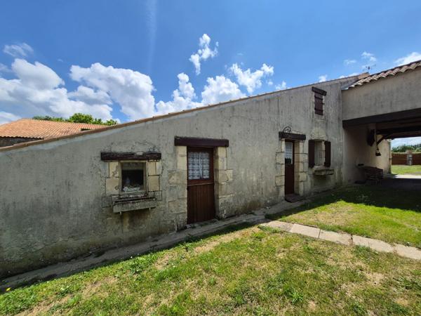 Maison avec seconde habitation, dépendances et grand terrain – Fort potentiel à Champdolent