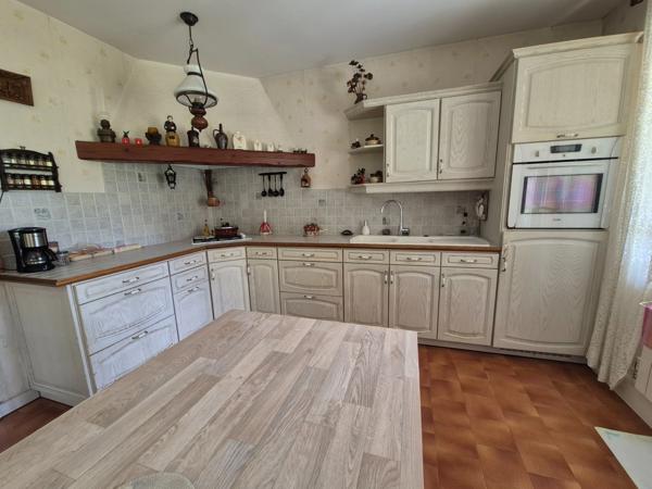 Maison avec seconde habitation, dépendances et grand terrain – Fort potentiel à Champdolent