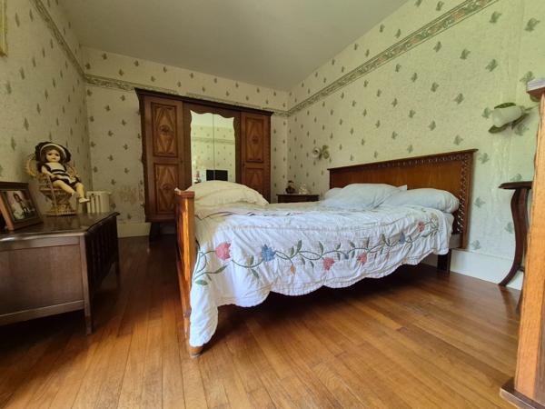 Maison avec seconde habitation, dépendances et grand terrain – Fort potentiel à Champdolent