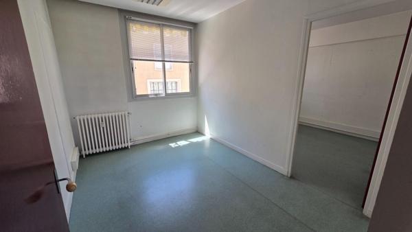 Bureaux  181 m2 HYPERCENTRE Poitiers avec 5  places de parking