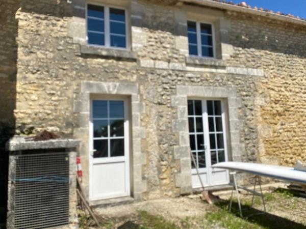 Corps d’ancienne ferme, en pierres, de 350 m2, à aménager, avec maisonnette attenante prête à habiter
