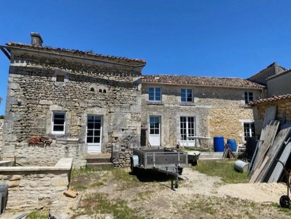 Corps d’ancienne ferme, en pierres, de 350 m2, à aménager, avec maisonnette attenante prête à habiter